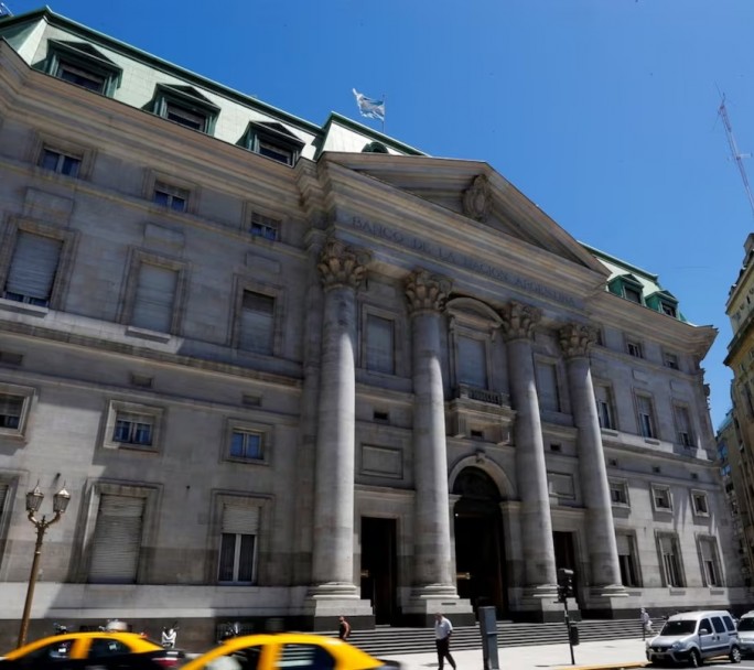 Impulsados por la suba de tasas, los plazos fijos crecen y le ganan a la compra de dólares